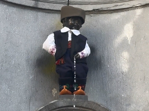 Манекен Пис у шумадијској народној ношњи на Дан државности Србије