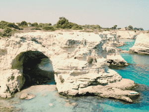 Чувени италијански „Лук заљубљених“ се срушио у море на Дан заљубљених