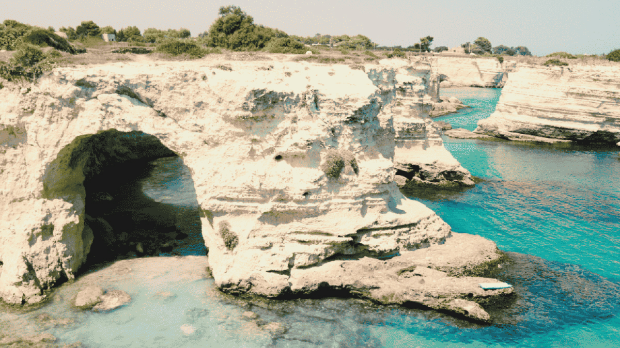 Чувени италијански „Лук заљубљених“ се срушио у море на Дан заљубљених