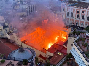 Пожар у центру Напуља, горело знаменито позориште – 60 евакуисаних, више повређених