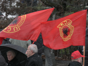 Аутомобил српских таблица у Дреници прекривен заставом са обележјима тзв ОВК