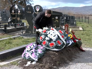 Поново скинута српска застава са гробља у Скуленову код Липљана