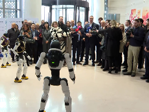 Кинески робот Лука у Србији - Вучић са представницима компаније Агибот и Минт групе