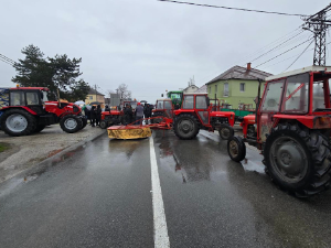 Настављен протест пољопривредника – блокиран магистрални пут Ниш–Приштина