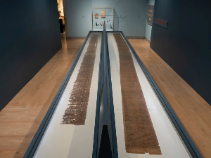 Одмотавање вечности: Ретка позлаћена египатска Књига мртвих изложена у Бруклинском музеју у Њујорку