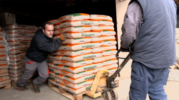 Догревање у Србији - продаја пелета на џакове, цена готово дупло виша него током лета 