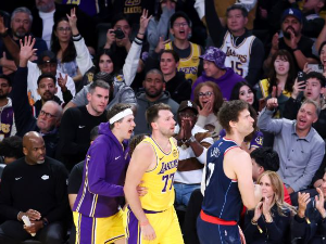 Дончић и Ривс расположени, Лејкерсима припао дерби Лос Анђелеса