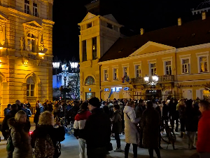 Протест у Новом Саду, полиција раздваја демонстранте и присталице СНС-а