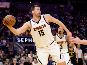 Голден Стејт са девет играча одржао Денверу лекцију, трипл-дабл Јокића узалудан