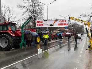 Пољопривредници наставили блокаде регионалних саобраћајница, не одустају од захтева