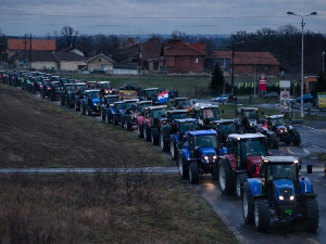 Петнаести дан пољопривредници блокирају путеве на више локација