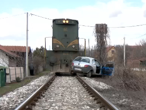 Воз ударио аутомобил на пружном прелазу у Пожаревцу, две особе повређене