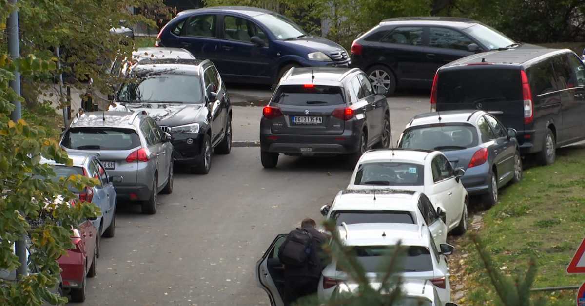  Коловоз, тротоар или зелена површина -  возачи не бирају где паркирају, ватрогасци нек се снађу