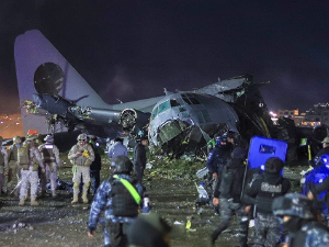 Пад авиона у Боливији који је превозио новац – стотине људи ометало спасавање, најмање 20 погинулих