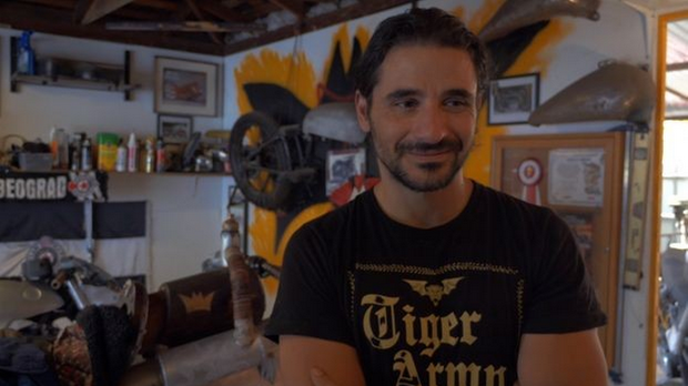 Ево стојим ту 