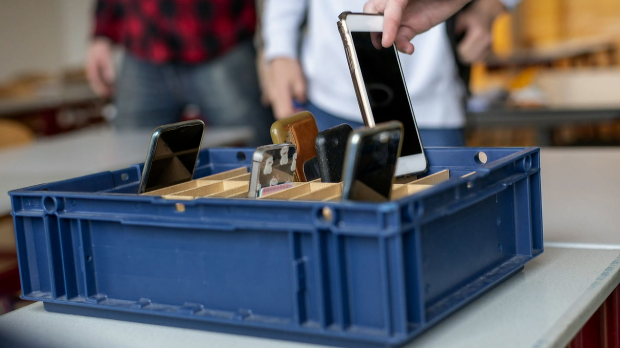 Мобилни телефони у школама – између забране и паметне употребе