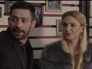 Глумци певају