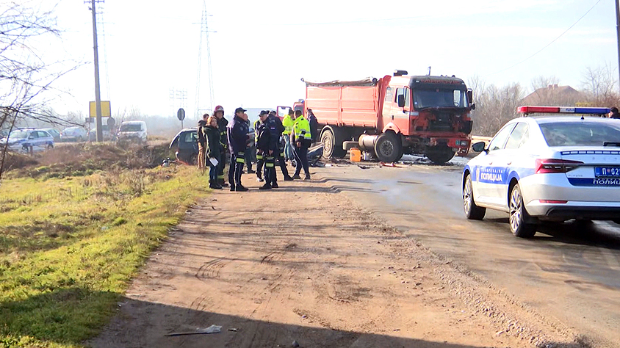 Директан судар аутомобила и камиона код Вреоца – двоје погинулих, дечак и жена повређени