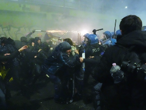 Водени топови и сузавац у Милану – сукоби демонстраната и полиције на протестима против Олимпијаде