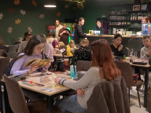 Друштвене игре и квизови у пабу – јачање социјалне повезаности и учење уз забаву