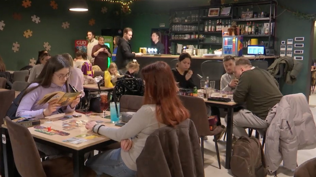 Друштвене игре и квизови у пабу – јачање социјалне повезаности и учење уз забаву