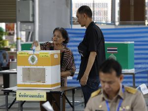 Три премијера за три године – Тајланђани данас гласају на кључним изборима