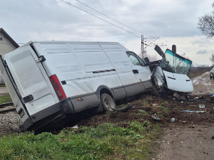 Мушкарац погинуо у судару воза и комбија код Чачка