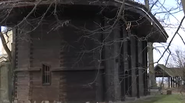 Растављена, састављена... Брвнара у Цветкама је храм који је једном давно „одлетео у непознатом правцу