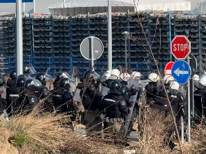 Покушај блокаде прелаза "Трбушница" – успостављен саобраћај, приведено више особа