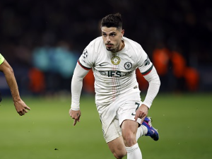 Фудбалер Челсија Педро Нето се извинио због гурања дечака који сакупља лопте