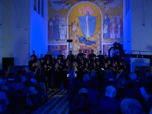 Концерт „Lux Aeterna“ у катедрали: Хор РТС-а под управом Олге Бисерчић спојио средњи век, молитву и савремени звук