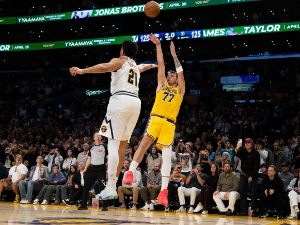 Дончић тројком у задњој секунди пресудио Денверу после продужетка, трипл-дабл Јокића