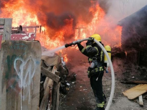 Горе бараке на Чукарици, отежано гашење због запаљивих секундарних сировина