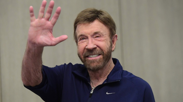 Једину романтичну сцену Чак Норис је снимио када је љубио – митраљез