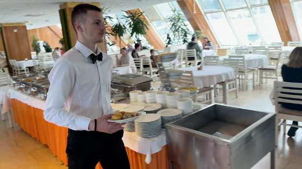 Српски угоститељи зараде на Јадрану и до 3.000 евра – ко служи госте у Србији