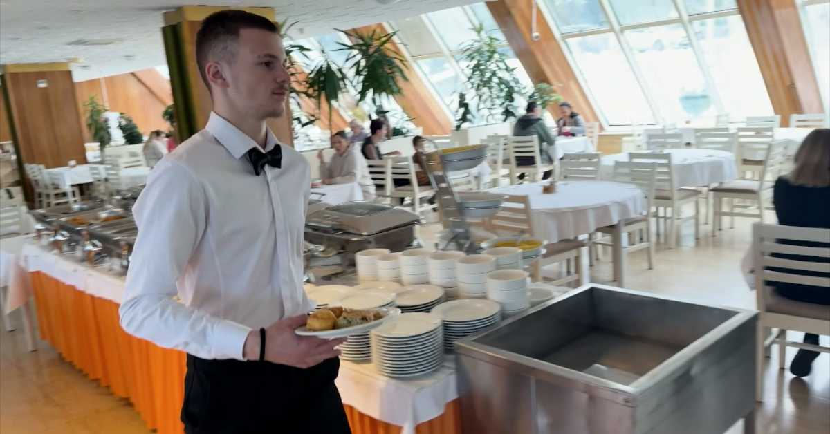 Српски угоститељи зараде на Јадрану и до 3.000 евра – ко служи госте у Србији