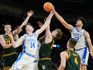 Дјук се провукао, Сијена без измена замало до сензације на НЦАА турниру