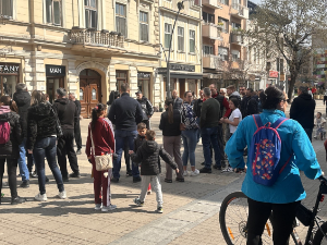 Протест испред Епархије шабачке због одлуке да се угаси парохија при манастиру Чокешина 