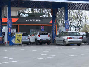 Цене нафте на клацкалици - у Србији до августа продужена уредба о регулисању цена деривата