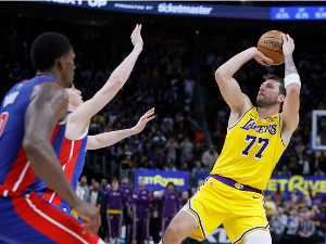 Детроит прекинуо серију Лејкерса, Дончић промашио продужетак