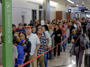 Гужве на америчким аеродромима због мањка особља, путници чекају сатима