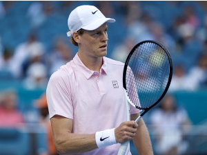 Синер се намучио и продужио рекорд