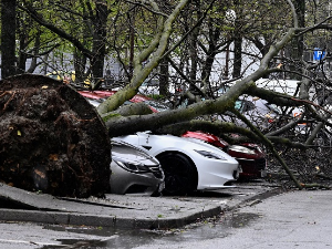Невреме у Загребу, оборена стабла и кровови, неколико особа повређено – пао део надстрешнице КБЦ Ребро