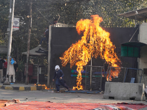 Амерички званичници: Маринци пуцали на демонстранте током упада у конзулат у Карачију