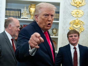 Трамп упозорава Иран: Уништићемо електране, нафтне бушотине и острво Харг ако мореуз остане затворен