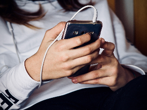 Пашалић: Истраживања показала да забрана употребе телефона у школама утиче на бољи успех у школи