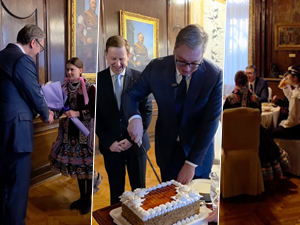 Председник Вучић слави 56. рођендан, међу поклонима – добош торта