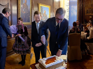 Председник Вучић слави 56. рођендан, први поклон – добош торта