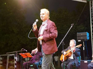 Живот између песме и књиге