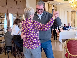 Вучић организовао прославу поводом Дана жена: Хвала вам што ме трпите, срећан сам што вас имам